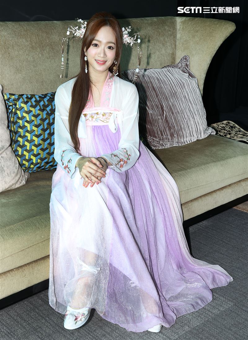 星光二班程依禾瑤身一變為遊戲公司高層，古裝扮相為自家遊戲代言。（記者邱榮吉/攝影）