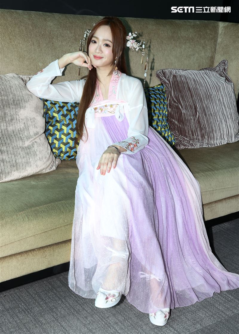 星光二班程依禾瑤身一變為遊戲公司高層，古裝扮相為自家遊戲代言。（記者邱榮吉/攝影）