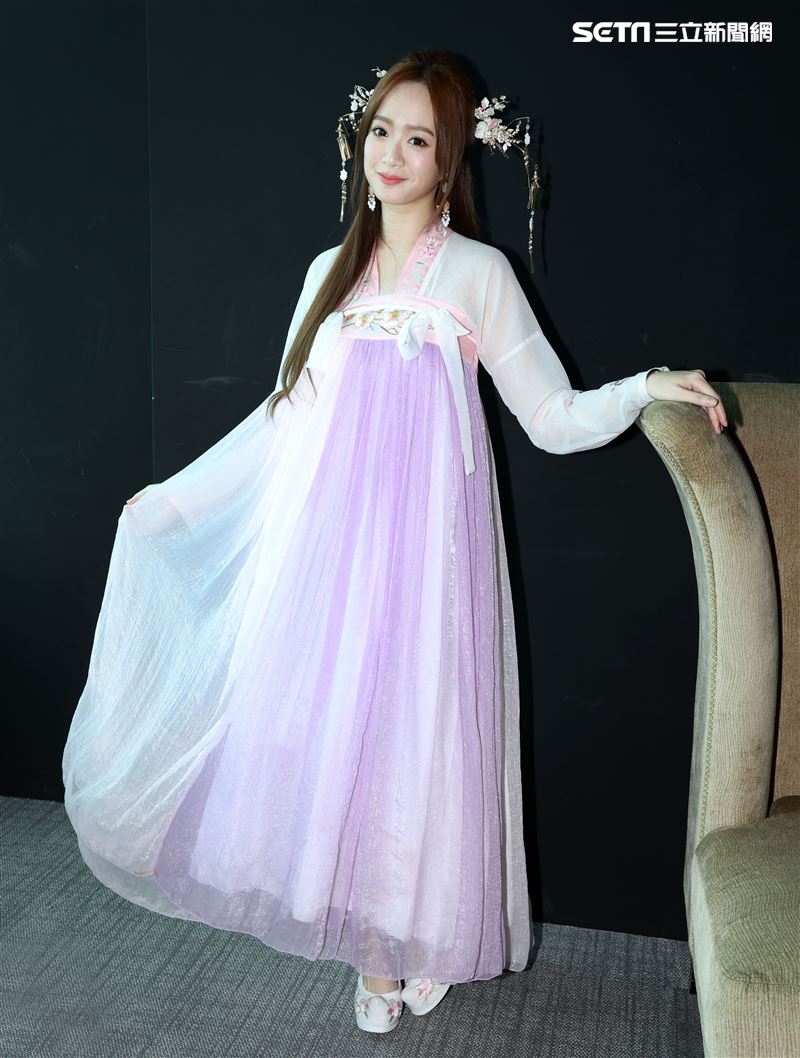 星光二班程依禾瑤身一變為遊戲公司高層，古裝扮相為自家遊戲代言。（記者邱榮吉/攝影）