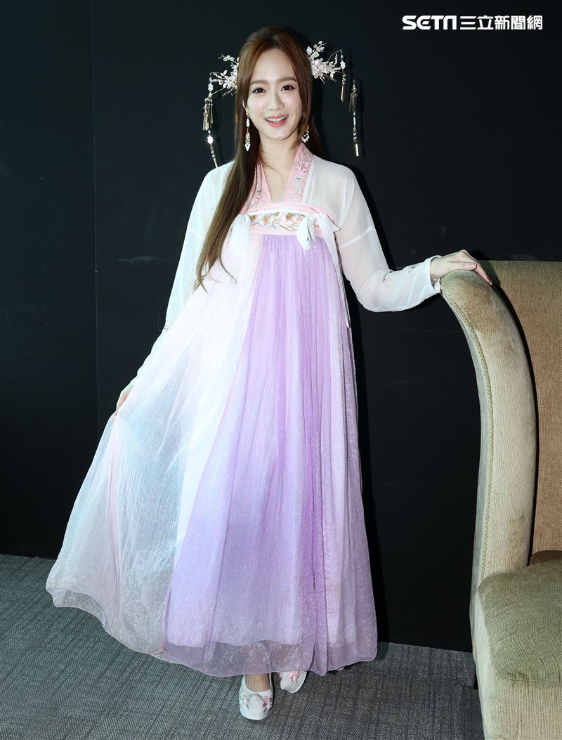 星光二班程依禾瑤身一變為遊戲公司高層，古裝扮相為自家遊戲代言。（記者邱榮吉/攝影）