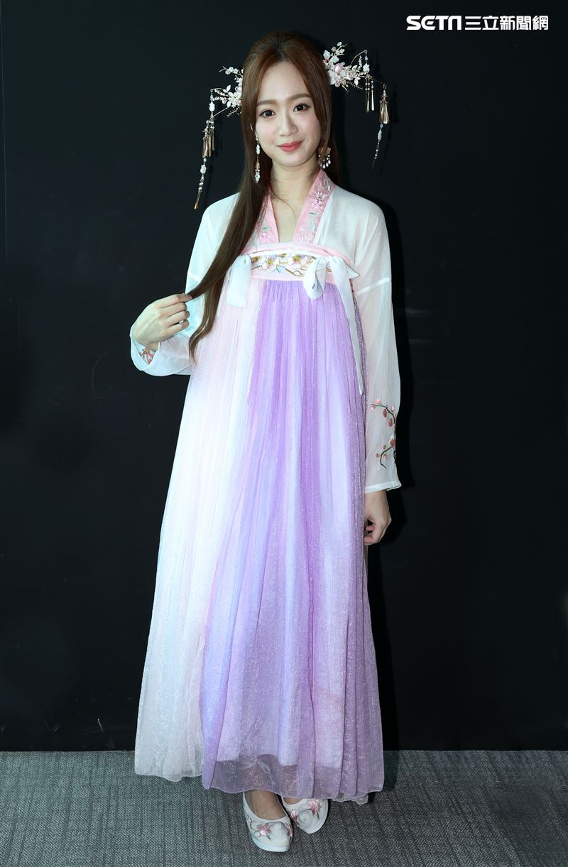 星光二班程依禾瑤身一變為遊戲公司高層，古裝扮相為自家遊戲代言。（記者邱榮吉/攝影）