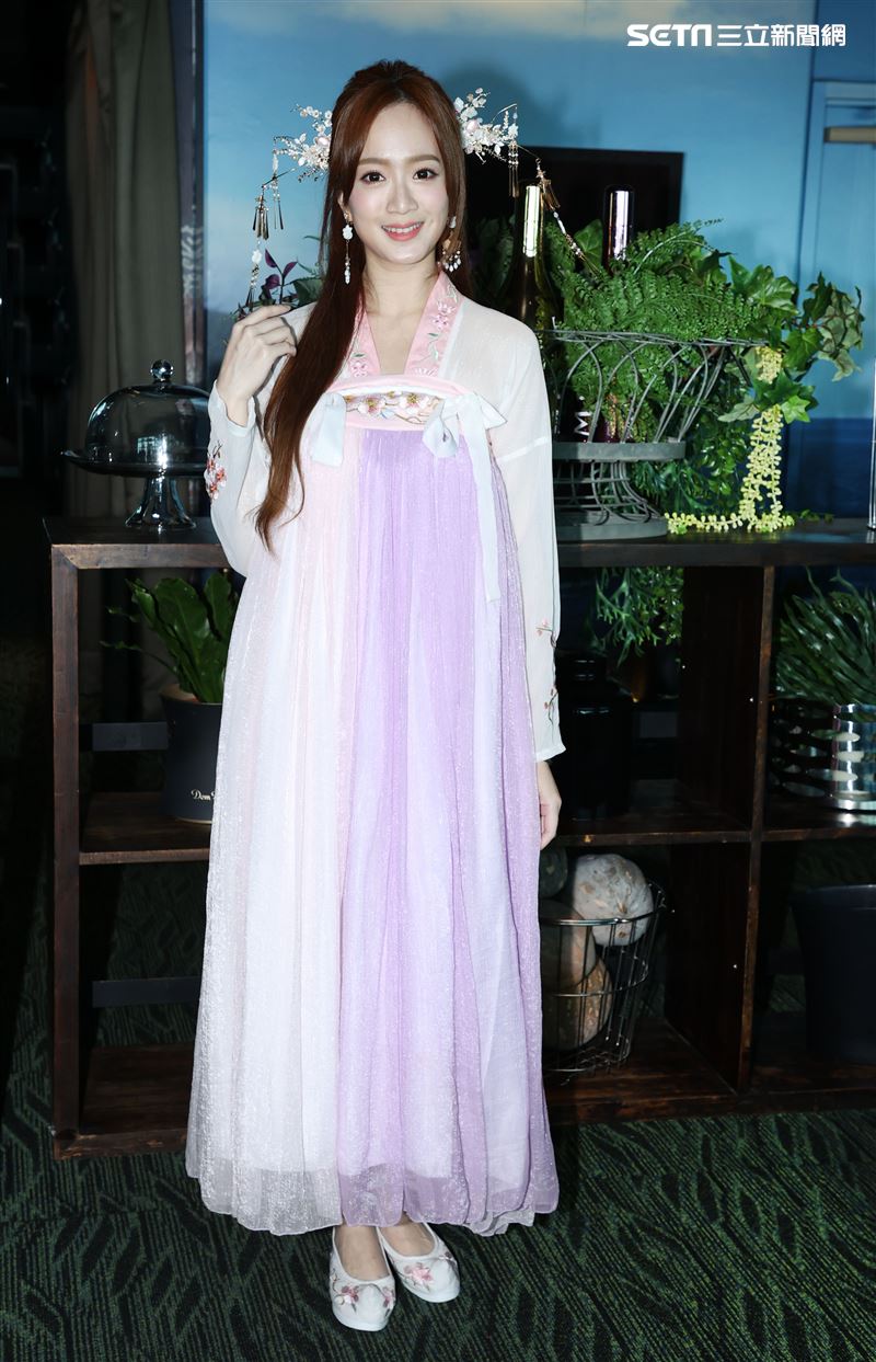 星光二班程依禾瑤身一變為遊戲公司高層，古裝扮相為自家遊戲代言。（記者邱榮吉/攝影）