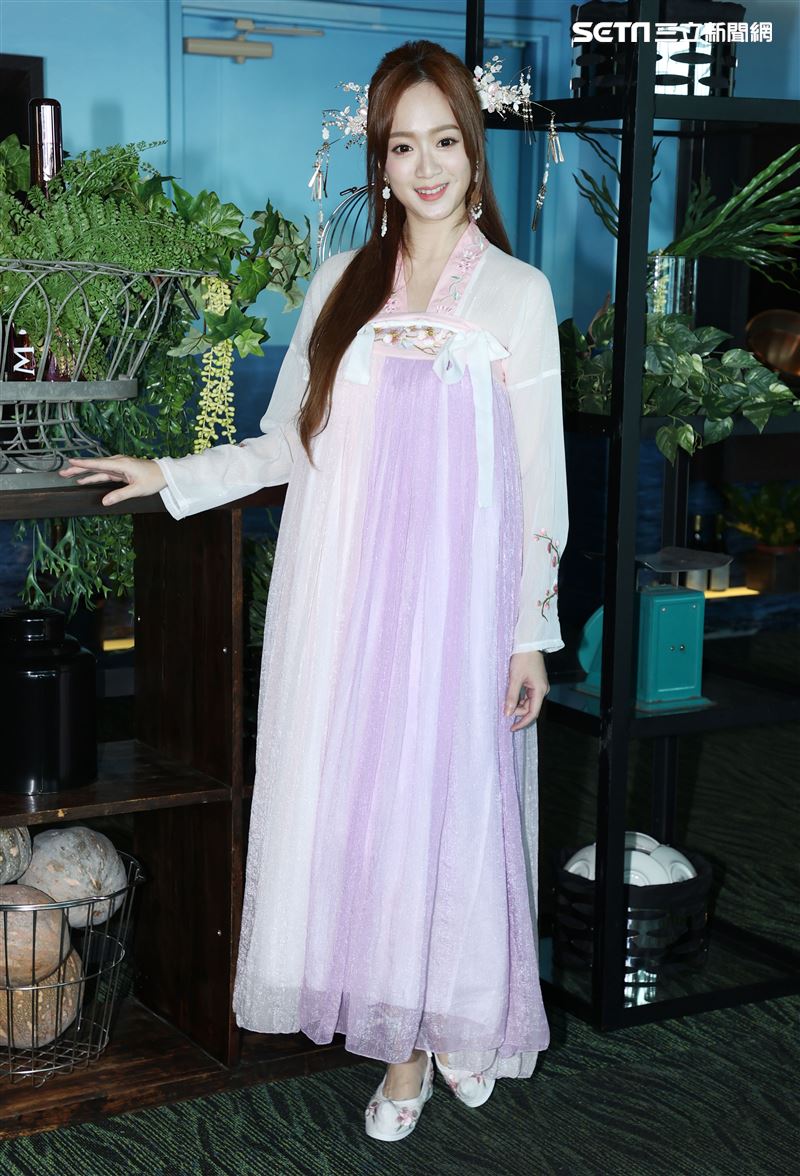 星光二班程依禾瑤身一變為遊戲公司高層，古裝扮相為自家遊戲代言。（記者邱榮吉/攝影）