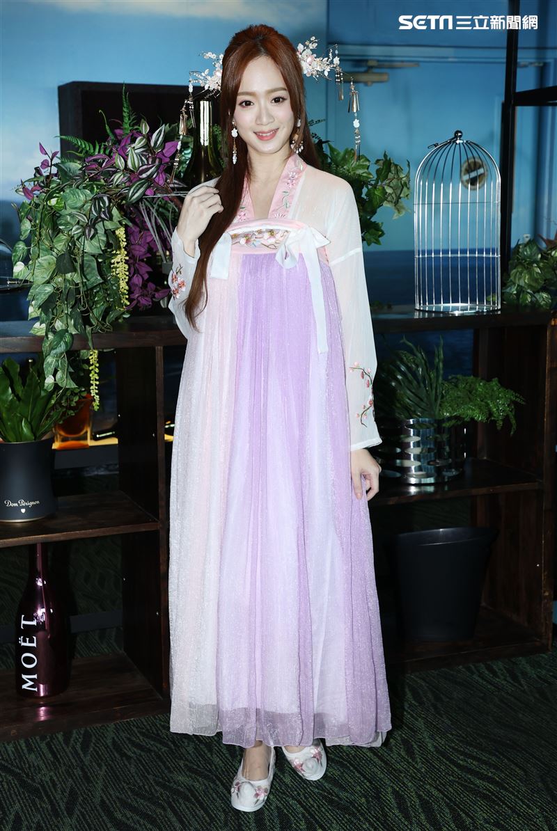 星光二班程依禾瑤身一變為遊戲公司高層，古裝扮相為自家遊戲代言。（記者邱榮吉/攝影）