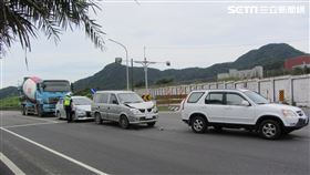 新北市濱海公路發生水泥預拌車追撞3車事故。（圖／翻攝畫面）