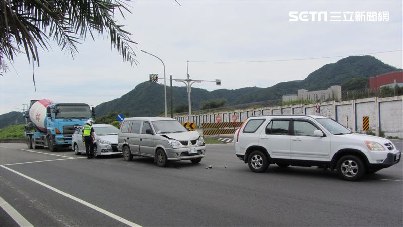 水泥預拌車剎不住　連撞3車1人送醫