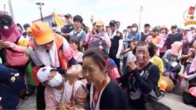 母抱2歲癱瘓兒跪地…白沙屯媽「停轎加持」　信眾眼眶紅（圖／白沙屯拱天宮授權）