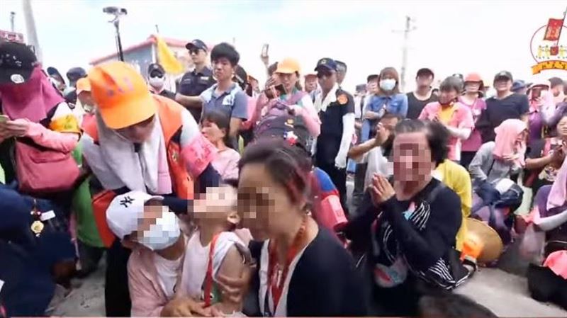 母抱2歲癱瘓兒跪地…白沙屯媽暖加持
