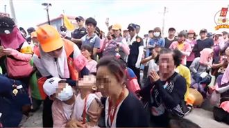 母抱2歲癱瘓兒跪地…白沙屯媽暖加持