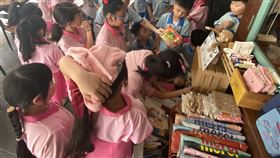 基隆仁愛國小打造閱讀生活圈　供自由借還為推廣閱讀，基隆市仁愛國小近來與誠品文化藝術基金會合作，由基金會提供書籍，以學校為中心，周遭包括麵包店、咖啡廳、宮廟等都成閱讀據點，打造基隆市第一條沿線閱讀街，供市民和學生自由借還。（基隆市政府提供）中央社記者沈如峰基隆傳真　109年7月9日