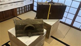 台中刑務所修繕完成　將展出舊有文物台中市文化局執行歷史空間再造計畫，11日起至8月15日將在「台中刑務所典獄官舍及台中刑務所浴場」舉辦成果展覽，展出修繕時找出的文物，例如脊瓦、舊式行李箱等。中央社記者趙麗妍攝　109年7月9日