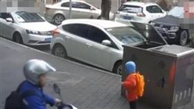 3歲兒剛到幼稚園！10分鐘後突現家門口…家長看監控嚇傻（圖／翻攝自微博）