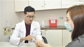 萬芳醫院復健科主治醫師歐陽進翰看診照（圖／萬芳醫院提供）