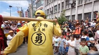 小朋友喊媽祖我愛祢　白沙屯媽秒轉頭