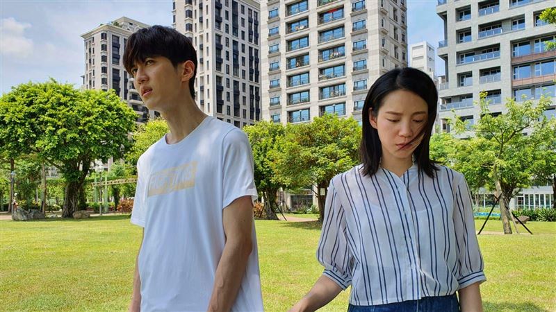 《青春》渣男下場慘　遭包布條丟下樓