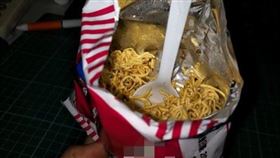 泡麵乾吃才正統！女調味料全下　老饕曝好吃秘訣：選重口味（圖／爆廢公社臉書）