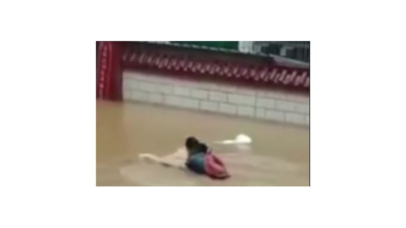 高考遇淹水！　熱血警游泳背她去考場