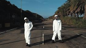 原子邦妮兩人穿起全套防護衣和防護面罩。（圖／滾石唱片提供）