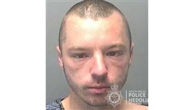 里昂酒醉後狂踹82歲祖母5分鐘（圖／南威爾士警察局）