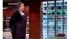 莎芮一臉不悅的將料理端上桌。（圖／翻攝自MasterChef España YouTube）