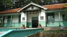 前日軍衛戍醫院北投分院台北市首屆「文化資產保存維護譽揚獎」9日頒獎，「前日軍衛戍醫院北投分院」於「管維推廣」類組獲獎，三軍總醫院北投分院讓醫療結合古蹟再利用，成立導覽服務工作隊，由病患負責古蹟導覽，並銷售文創商品。（台北市文化局提供）中央社記者陳怡璇傳真　109年7月9日