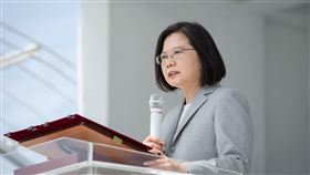 蔡英文總統6日下午前往高雄慰勉海軍陸戰隊九九旅步二營。（圖／總統府提供）