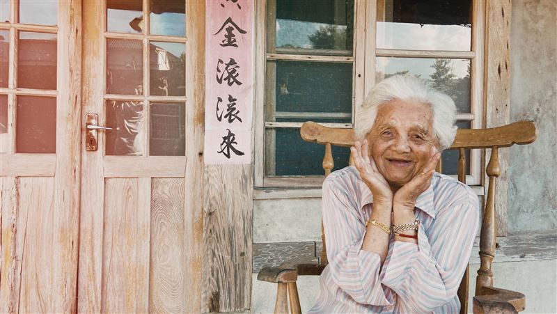藝起來我家　92歲奶奶邀聽歌吃鳳梨