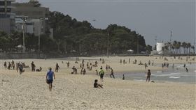 武漢肺炎疫苗問世前，巴西里約沙灘禁泳者。（圖／美聯社／
達志影像）