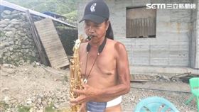 台東蘭嶼街頭藝人周克桂，穿丁字褲吹薩克斯風。（圖／記者王浩原攝影）