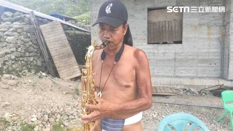穿丁字褲吹薩克斯風！他真實身分曝光