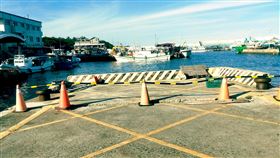 富岡漁港港嘴位移漁民憂　縣府：將儘快修復海巡署東區分署伽藍安檢所表示，6月中旬巡邏時發現富岡漁港碼頭港嘴尾端塌陷，為避免影響公共安全，已於塌陷處緊急拉起封鎖線並通報相關單位。台東縣政府農業處表示，會儘快修復。（漁民提供）中央社記者盧太城台東傳真　109年7月9日