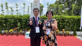 吳惠花獲2020杏壇芬芳獎肯定（1）教育部「2020杏壇芬芳獎」9日在南投中興新村舉行頒獎典禮，新北市淡水國小校長吳惠花（右）從國教署長彭富源（左）手中接下獎項，心情激動，也感念師恩。她希望在目前任職的淡水國小，繼續推動閱讀與視覺藝術，讓孩子如花朵般綻放自信笑容。（吳惠花提供）中央社記者黃旭昇新北市傳真　109年7月9日