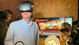 陳其邁走訪高雄體感科技園區（2）民進黨高雄市長補選參選人陳其邁（前）9日走訪「體感科技園區」，體驗在地研發的體感科技遊戲等，他並說，高雄體感園區採用前店後廠概念，產品馬上可以測試市場反應，是新的創業模式中央社記者王淑芬攝　109年7月9日