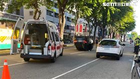 台中男接手機翻車／翻攝畫面