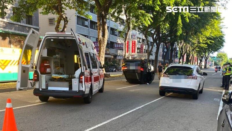 開車接手機自撞慘翻　台中男挨罰3千