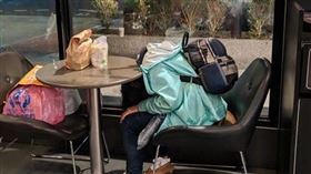 網友分享一張速食店內拍到的照片，用餐座位竟然出現無頭女顧客讓他嚇壞了。（圖／翻攝自「爆廢公社公開版」）