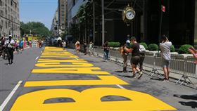 紐約川普大樓前封路  漆上黑人的命也是命紐約市川普大樓前的第五大道路段當地時間9日封閉，漆上鮮黃色的「黑人的命也是命」大字，力挺平權運動並向美國總統川普嗆聲。中央社記者尹俊傑紐約攝  109年7月10日