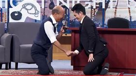 韓國瑜,博恩夜夜秀,盤腿,武大郎,膝蓋走路（圖／翻攝自STR Network YouTube）