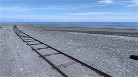 台東知本溪出海口鐵路軌道宛如神隱少女場景。（圖／記者王浩原攝影）