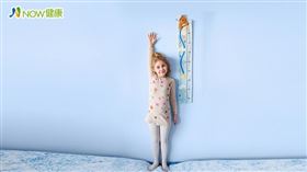 名家專用／NOW健康／聶美華指出，暑假是讓孩子長高最好的時機，此期間孩子睡眠時間較為充足，可以多把握這段黃金時間。(勿用)