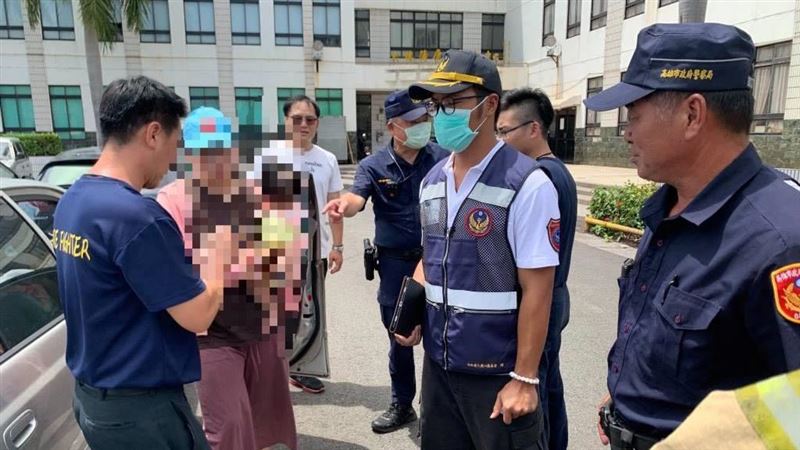 2歲女反鎖車內！警消頂驕陽破窗救援