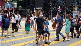 香港武漢肺炎疫情近日反彈，有專家指這次疫情來勢洶洶，病毒基因有點轉變。圖為9日香港尖沙咀街頭人潮大多戴起口罩防疫。（中新社提供）