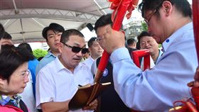 侯友宜簽名動土金鏟新北市長侯友宜（前左2）10日主持中和區安邦段青年社會住宅動土典禮，由於金鏟子在民間習俗有助孕效果，成為索取的搶手貨，典禮結束後，侯友宜在金鏟子上簽名。中央社記者黃旭昇新北攝  109年7月10日