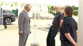 ▲查爾斯王子與暈倒的老員工。（圖／翻攝自推特）