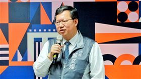 桃園市政府推夜市券　鄭文燦計畫兌換體驗桃園市長鄭文燦10日表示，目前已有許多人預購三倍券，部分民眾還是習慣使用實體三倍券，市府也推出夜市券，讓200元三倍券可變成400元，他計畫領取實體三倍券，率先體驗兌換桃園市夜市券賺取優惠。中央社記者吳睿騏桃園攝　109年7月10日