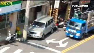 轎車卡進電桿間　停車高手奇招防拖吊
