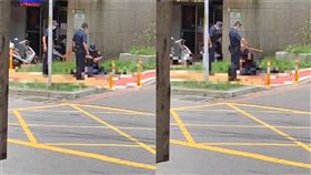 58歲男精神異常！路邊「持番刀狂輝」　3警路過驚險制伏▲。（圖／金山分局提供）