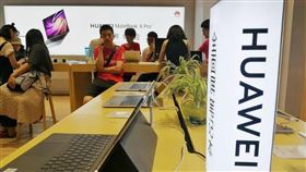 路透社9日引述兩名知情人士的消息報導，義大利電信已排除中國的華為技術公司參與5G設備投標，這項標案攸關義大利電信準備在義大利及巴西打造的核心網路。圖為華為在上海一家門市展售現場。（中央社檔案照片）
