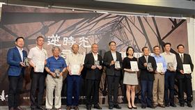 紀錄片逆時光尋油人首映記者會紀錄片「逆時光尋油人」拍攝台灣苗栗山城的油礦場，10日在華山1914文化創意產業園區舉辦首映記者會，文化部政務次長彭俊亨（中）、苗栗縣長徐耀昌（左5）、中油董事長歐嘉瑞（右4）、立法委員王婉諭（右5）等都到場出席。中央社記者陳秉弘攝  109年7月10日