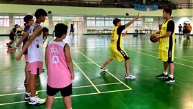 九太球星指導小球員。（圖／高雄九太提供）